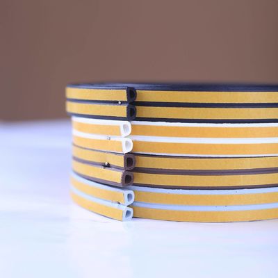 100% PP Yığın Yüksekliği 25mm Genişliği 50mm Kapı Dükkanı Alüminyum Pencereler ve Kapılar için Kauçuk Dükkan