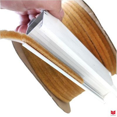 100% PP Kapı Hava Şeritleri Yığın Hava Şeritleri Pencere Anti-toz Silikon / Silikon olmayan İnşaat Türü